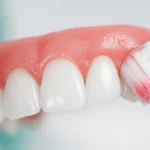 Brossage des dents au niveau des gencives — causes du saignement et quand consulter à Kénitra