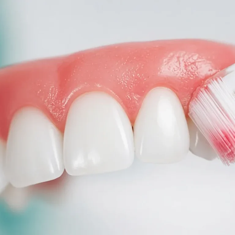Brossage des dents au niveau des gencives — causes du saignement et quand consulter à Kénitra